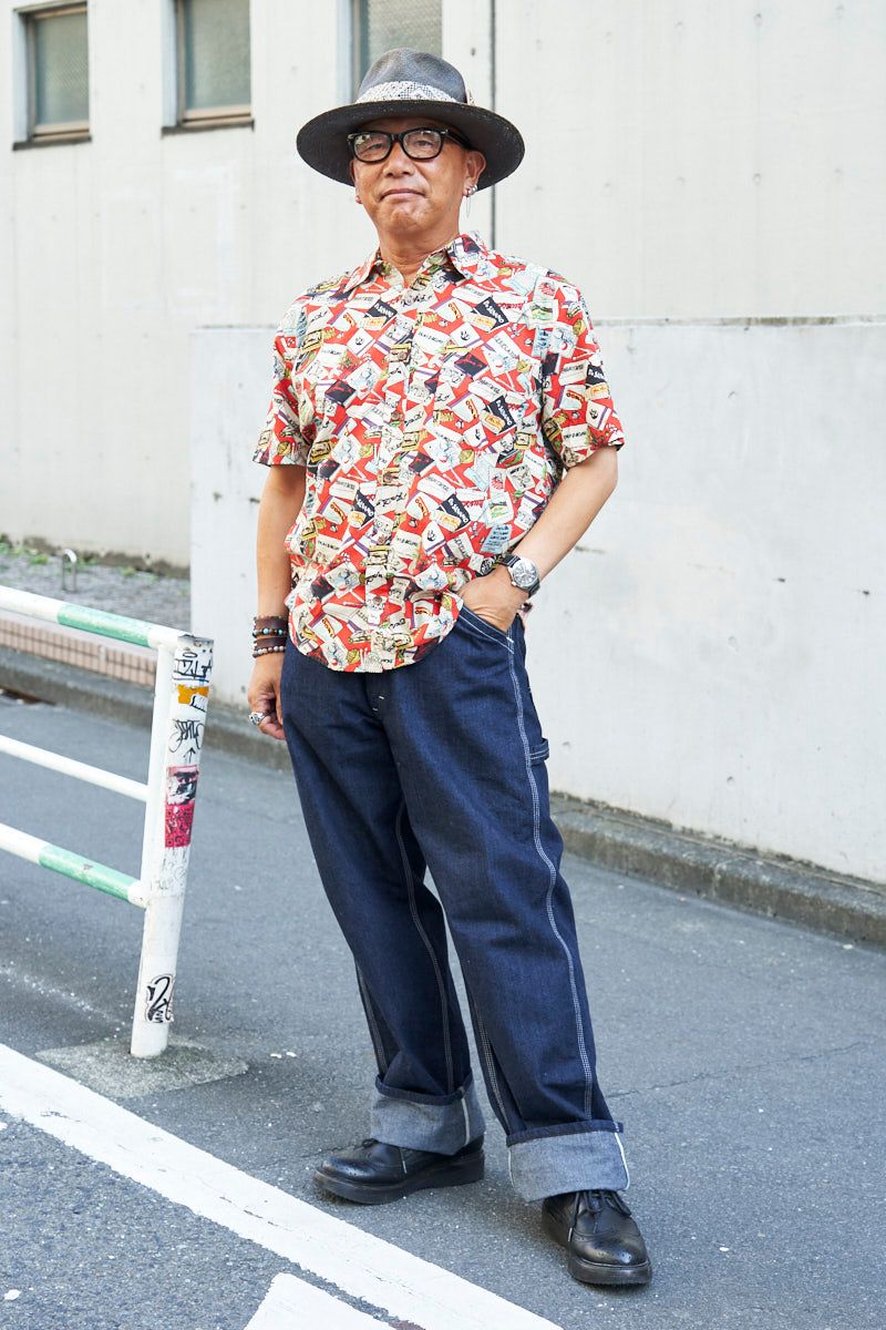 シャツ=古着 デニム=リー シューズ=カミナンド 帽子=ステットソン 眼鏡、ピアス、バングル、リング=すべてノーブランド 腕時計=ハミルトン