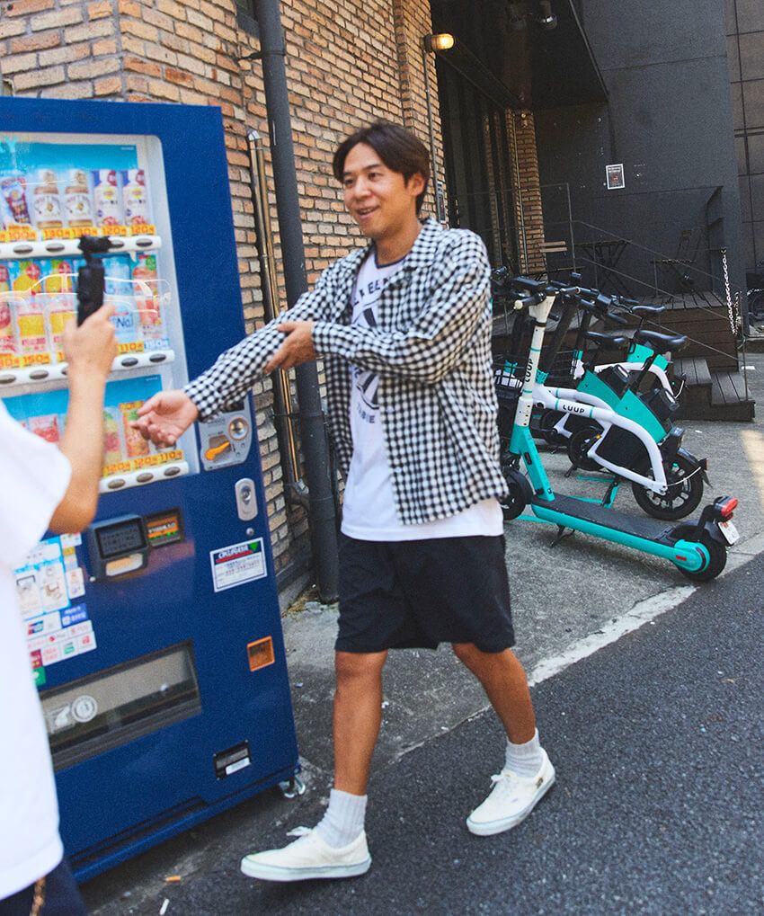 私服のロッチ・コカドさんを原宿でパパラッチ！“自作した服”のクオリティを抜き打ちチェック - 2枚目の画像