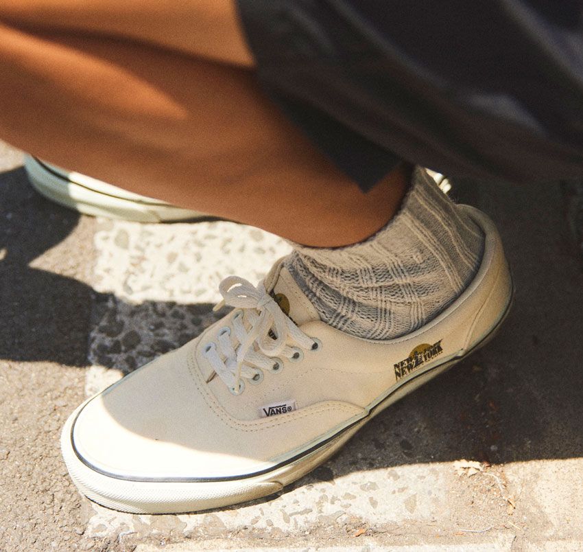 ヴァンズは’90年代のエラ。下北沢のSOMAで見つけて良いなって思っていたら、行きつけの焼肉店さんのお母さんがプレゼントしてくれたそう。手編みの靴下もプレゼントで貰ったもの。編みの緩さがヴィンテージのシューズと共鳴し、リラックスしたムードをひと押し