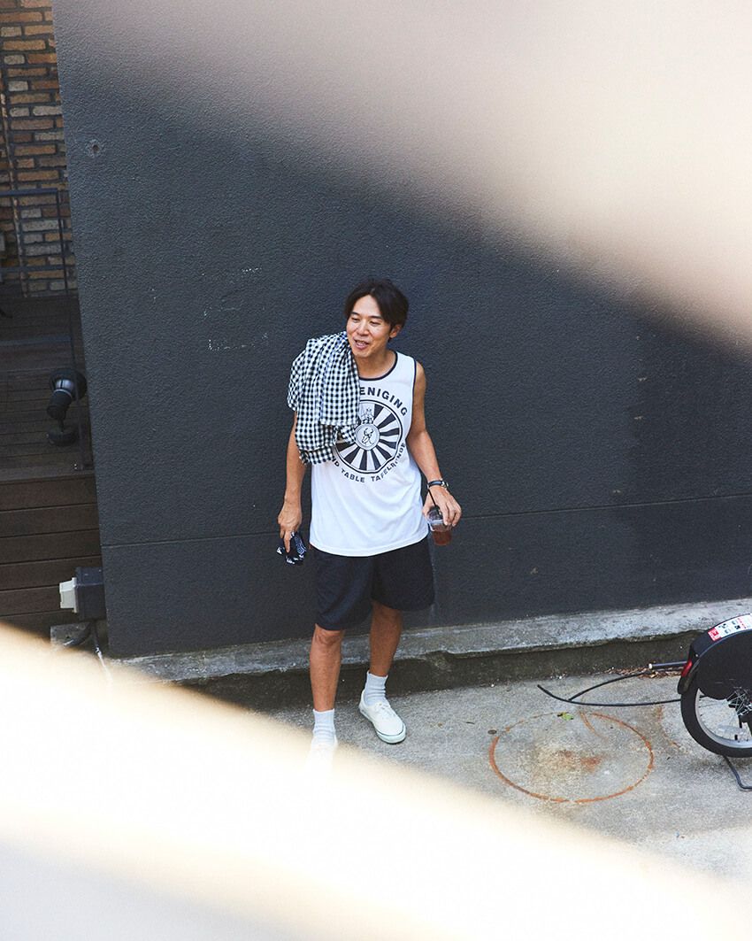 私服のロッチ・コカドさんを原宿でパパラッチ！“自作した服”のクオリティを抜き打ちチェック - 1枚目の画像