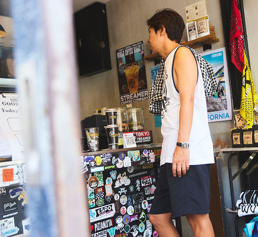 腕元に見える時計は’52年式のオメガ。「ハーフローター式のやつやったけな。今は高なってるんすよね？ 当時は全然安かったんです」。