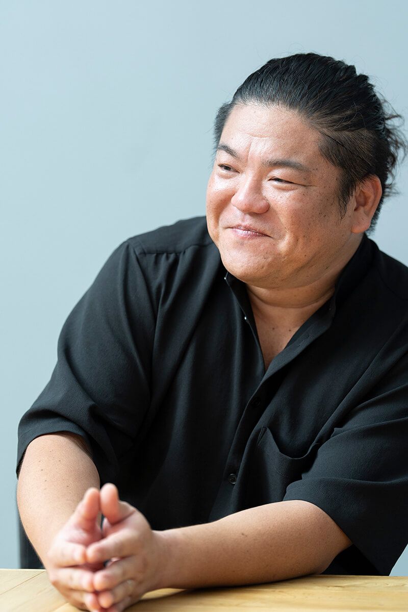 花岡和佳男（はなおか・かずお）⚫︎株式会社シーフードレガシー 代表取締役フロリダの大学にて海洋環境学及び海洋生物学を専攻。 卒業後、モルディブ及びマレーシアにて海洋環境保全事業に従事。 2007年より国際環境 NGOで海洋生態系担当シニア・キャンペナーとしてジャパン・サステナブル・シーフード・プロジェクトを立ち上げ引率。