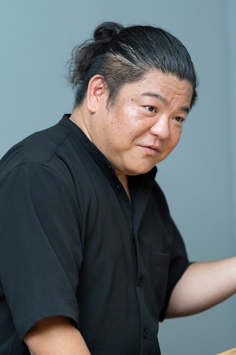 花岡和佳男（はなおか・かずお）⚫︎株式会社シーフードレガシー 代表取締役フロリダの大学にて海洋環境学及び海洋生物学を専攻。 卒業後、モルディブ及びマレーシアにて海洋環境保全事業に従事。 2007年より国際環境 NGOで海洋生態系担当シニア・キャンペナーとしてジャパン・サステナブル・シーフード・プロジェクトを立ち上げ引率。