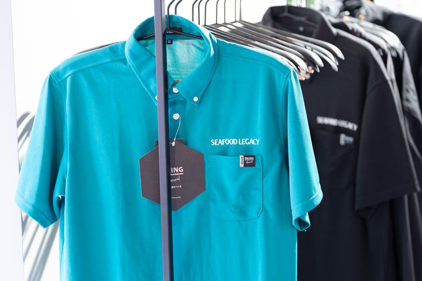 シーフードレガシーのオフィスに置かれていたスタッフユニフォームは、繊維から生まれた再生ポリエステルを素材とする「BRING」製のものも見受けられた。
