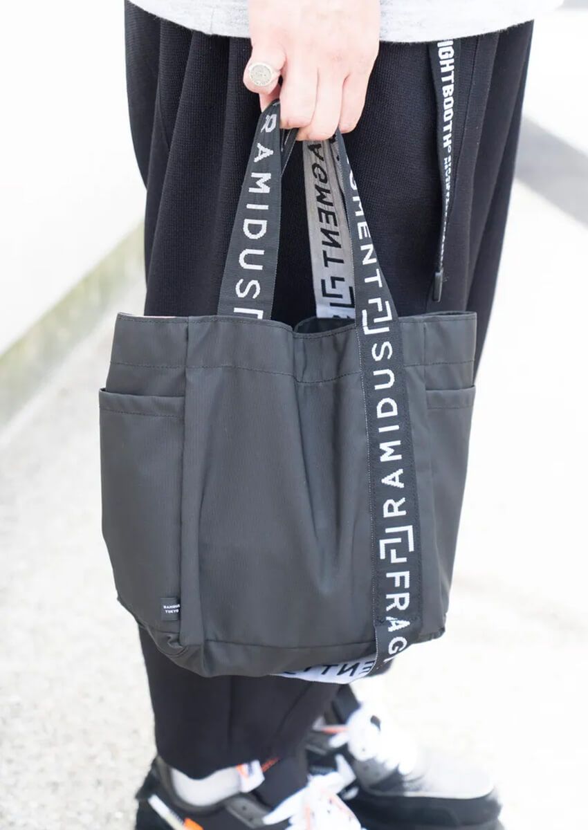 バッグやメガネの小物は“コラボもの”で特別感を！アクセントにもなる特別な逸品 - 1枚目の画像