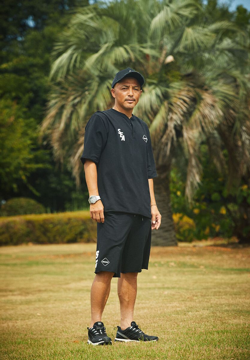 シャツ、ショーツ＝ウィンダンシー×F.C.R.B　シューズ＝サロモン×ソフ　キャップ＝ヨシノリコタケ　アクセサリー＝ガッサン・ダイヤモンド