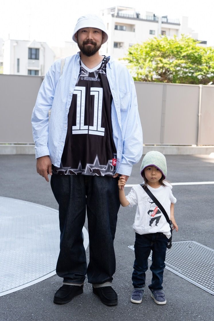 シャツ、Tシャツ、デニム=すべてシュプリーム シューズ=クラークス 帽子=古着 バッグ=センシシード ブレスレット=ノーブランド