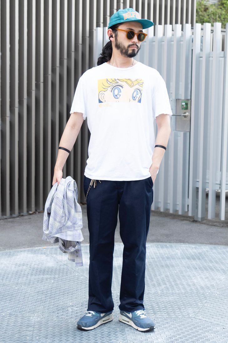 Tシャツ、シャツ、帽子=すべて古着 パンツ=レッドキャップ シューズ=ナイキ 眼鏡、ブレスレッド、リング=すべてノーブランド