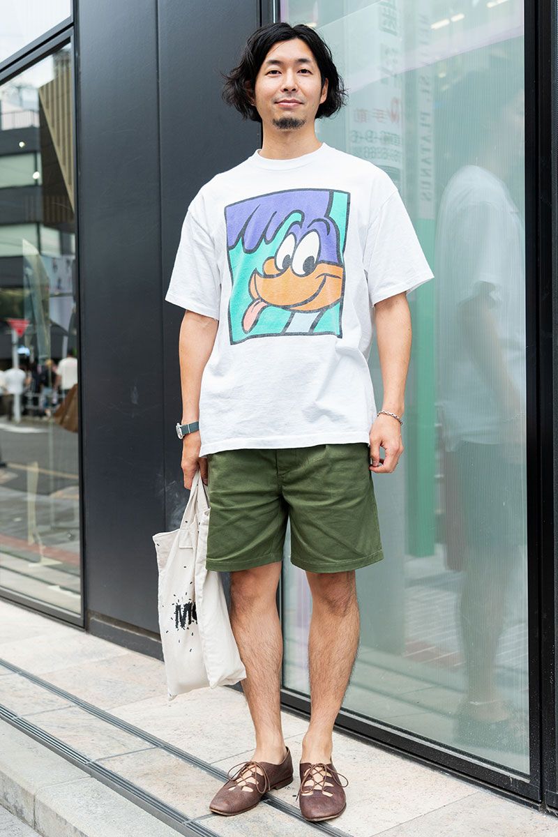 Tシャツ=古着 ショーツ=フィフスジェネラルストア バッグ=モマ 腕時計=ロレックス ブレスレット=グッチ