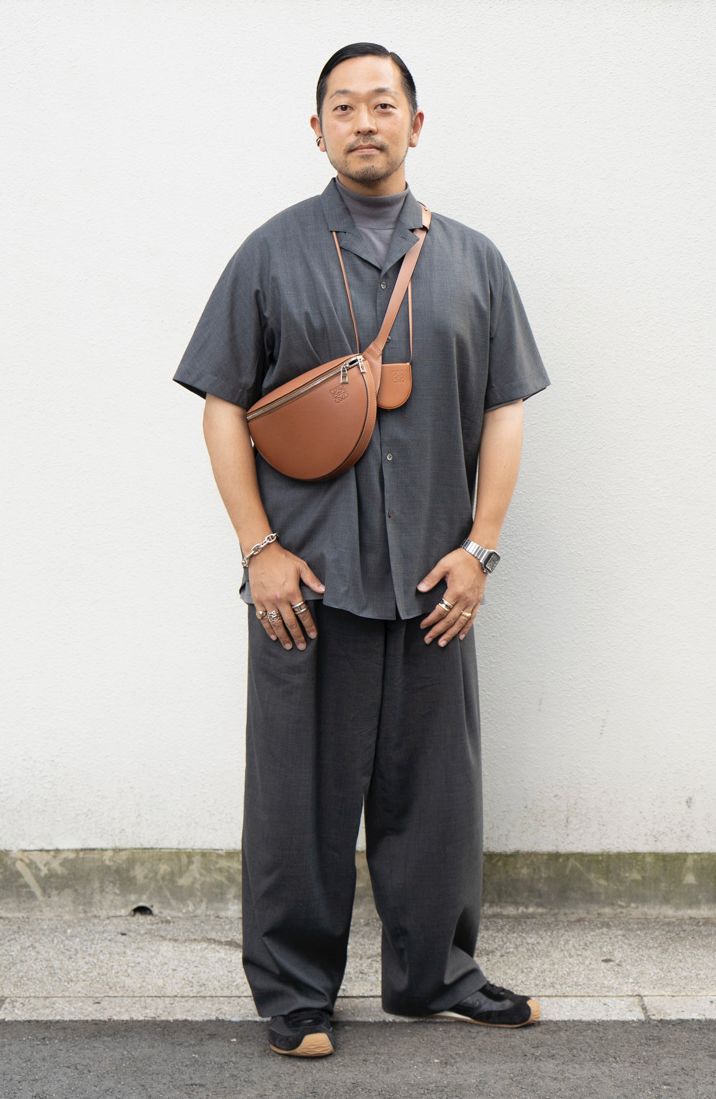 シャツ=オーバーコート Tシャツ=グラフペーパー パンツ=カラー シューズ、バッグ=ともにロエベ 腕時計、リング3=ともにカルティエ ブレスレッド、リング=ともにエルメス リング2=ブシュロン