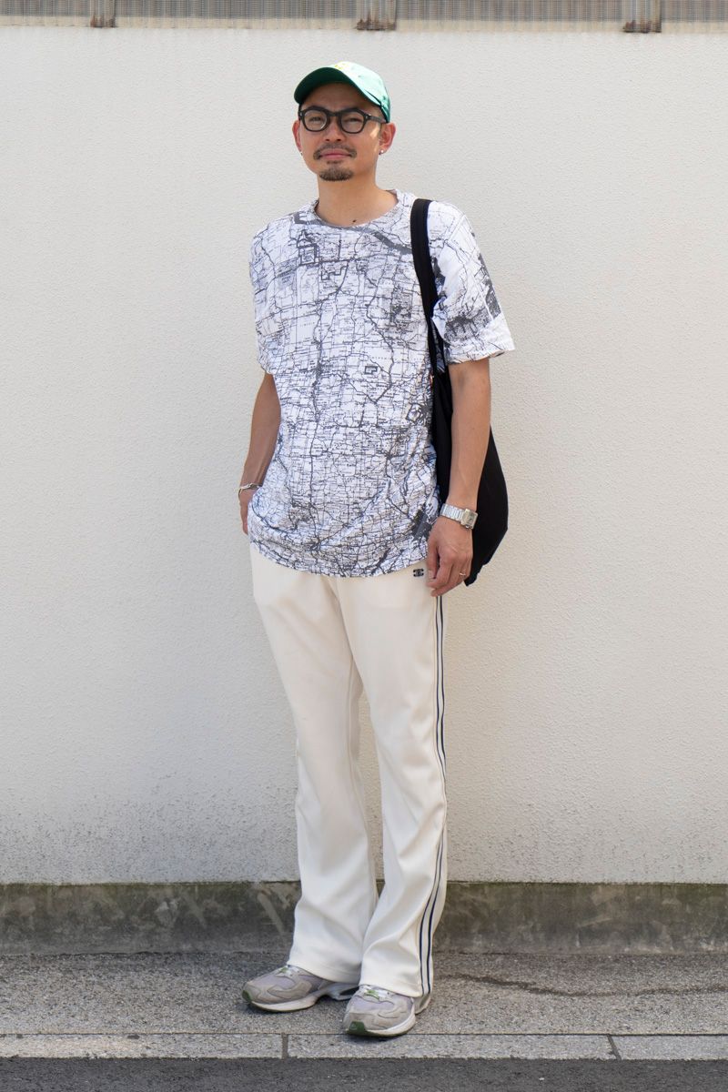 Tシャツ=古着 パンツ=セリーヌ シューズ=ナイキ 帽子=ジョンディア 眼鏡=白山眼鏡店 バッグ、ブレスレッド、リング=すべてノーブランド 腕時計=カルティエ