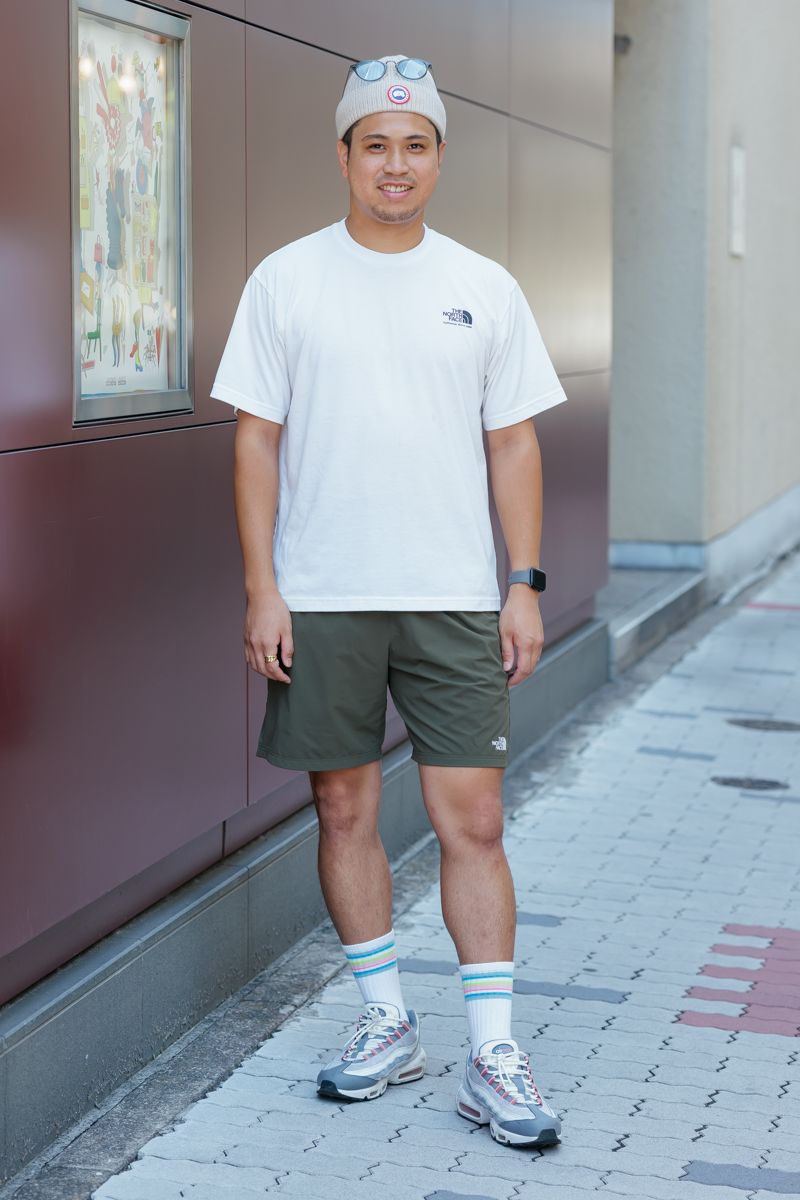 Tシャツ、パンツ＝ともにザノースフェイス　シューズ＝ナイキ　帽子＝カナダグース　眼鏡＝ユニクロ　腕時計＝アップル　リング＝ノーブランド　靴下＝コンビニエンスウェア