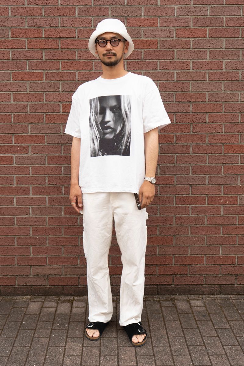 Tシャツ＝ビオトープ　パンツ＝トレイズマン　シューズ＝ビルケンシュトック　帽子＝キジマタカユキ　腕時計＝セイコー　ベルト＝エイチティーシー　リング＝ホーセンブース