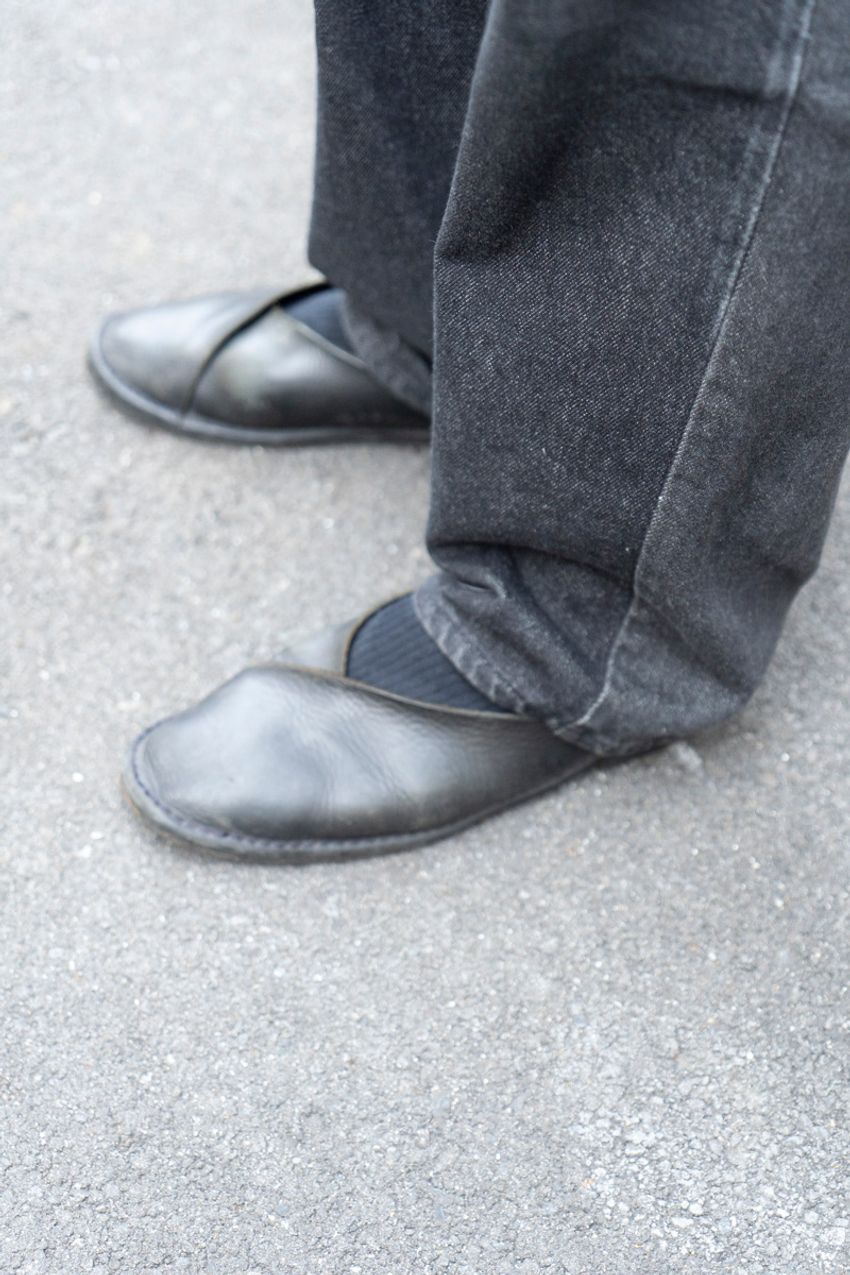 大人の色気が滲む、街角の”グレーコーデ”3選。彼らに共通する都会的ムードの所以 - 4枚目の画像