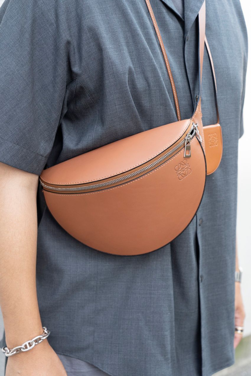 大人の色気が滲む、街角の”グレーコーデ”3選。彼らに共通する都会的ムードの所以 - 9枚目の画像