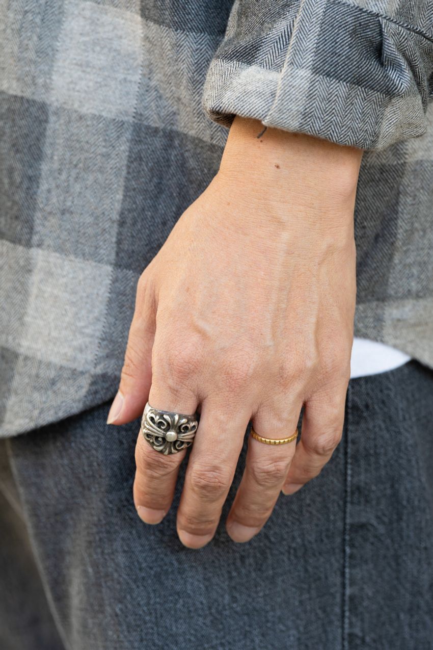 大人の色気が滲む、街角の”グレーコーデ”3選。彼らに共通する都会的ムードの所以 - 6枚目の画像