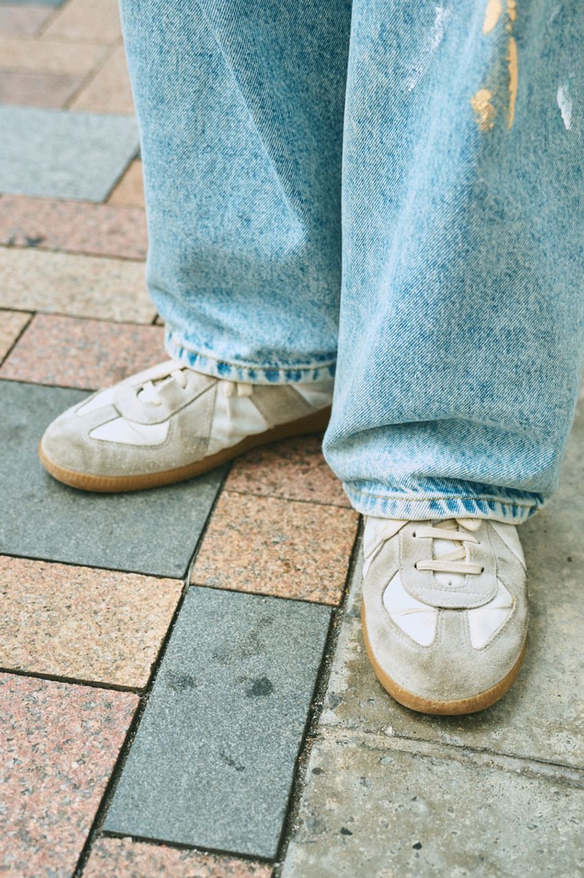 足元にさりげなく「メゾン マルジェラ」。飾らない自然体コーデに取り入れた3人のスナップ - 6枚目の画像