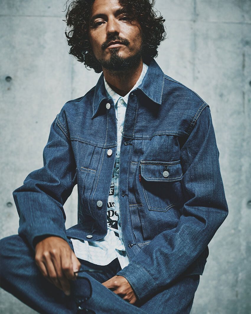 ジャケット18万7000円、シャツ3万9600円、デニム14万3000円、サングラス3万7400円、スニーカー2万4200円／すべてヒステリックグラマー　03-3478-8471