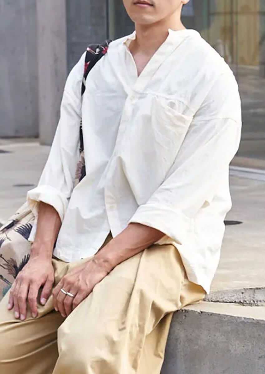 王道の“白シャツ”をセンスよく。スラックス、ベージュパンツetc.洒落た大人の着こなし術を紹介 - 1枚目の画像