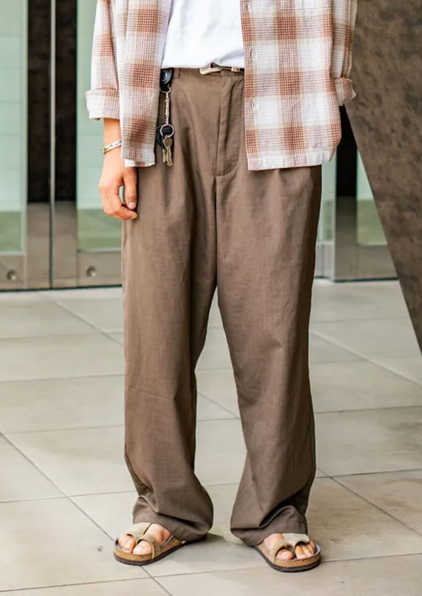 今すぐ取り入れるべきは“涼しいブラウン系”。洒落た大人が選んだのはパンツ、バッグetc. - 1枚目の画像