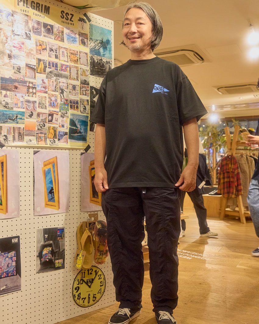 Tシャツ＝WHR×SSZ　パンツ＝ピルグリム サーフ+サプライ　スニーカー＝ヴァンズ