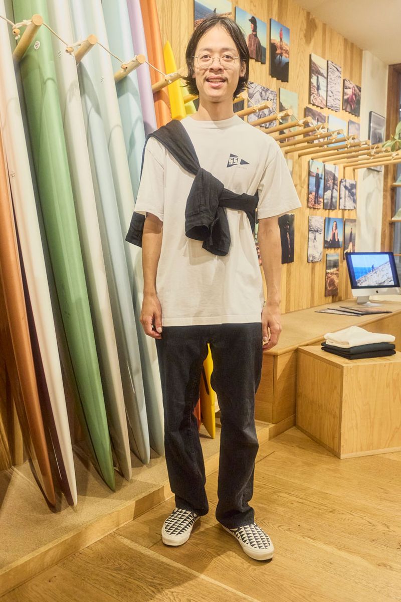 シャツ＝エヴァンキノリ　パンツ＝キャプテン サンシャイン　シューズ＝ピルグリム サーフ+サプライ×ヴァンズ