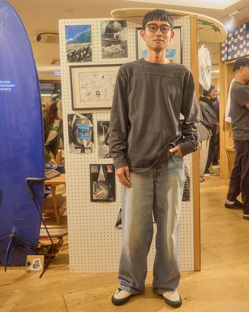 Tシャツ＝ピルグリム サーフ+サプライ　パンツ＝クーキーズ　スニーカー＝ヴァンズ　アイウェア＝アメリカン オプティカル