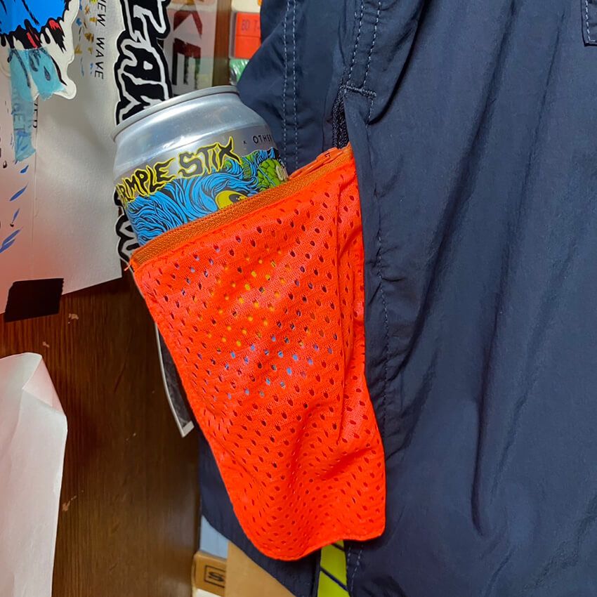 ポケットに配されたメッシュは、缶ドリンクも入れられるほどの容量。