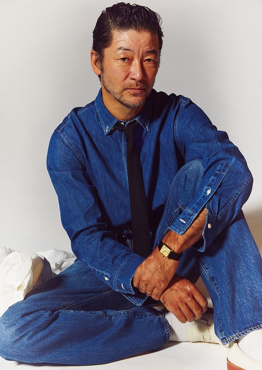 デニムシャツ1万9800円、デニム3万9600円/ともにリーバイス®ブルータブ™️(リーバイ・ストラウス ジャパン 0120-099-501)、古着の靴2万7500円(サファリ3号店 03-5457-1870)、タイ4万6200円/ユーゲン(イデアス 03-6869-4279)、古着のベルト9790円(アームズ クロージング ストア 03-3793-5334)、ヴィンテージの腕時計43万7800円(ヴィンテージクートーキョー 03-6804-2201)