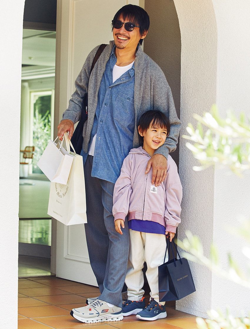 大人●スニーカー1万5950円／スケッチャーズ（スケッチャーズジャパン　0120-056-505）、サングラス2万2000円／アイヴォル（アイヴォル トウキョウ ストア　03-6427-3677）　子供●スニーカー6490円／スケッチャーズ（スケッチャーズジャパン　0120-056-505）