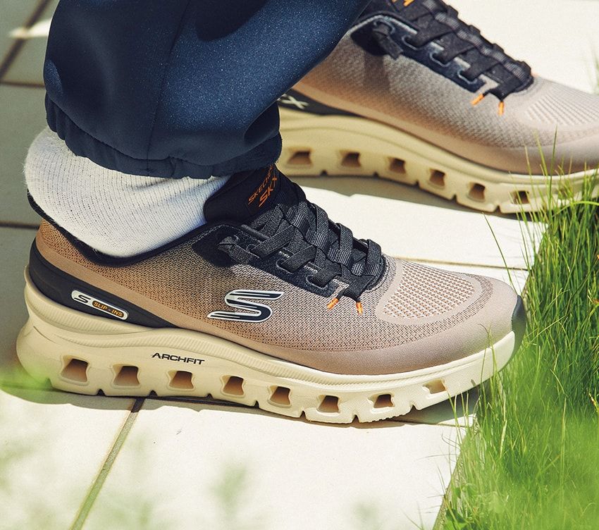 かがまずに履ける理由は、独自のヒール設計にある。丸みを帯びたかかと部分に沿って足をするりと滑り込ませるだけで心地良くフィットするため、不快なズレとはいっさい無縁なのだ。1万5950円／スケッチャーズ（スケッチャーズジャパン　0120-056-505）