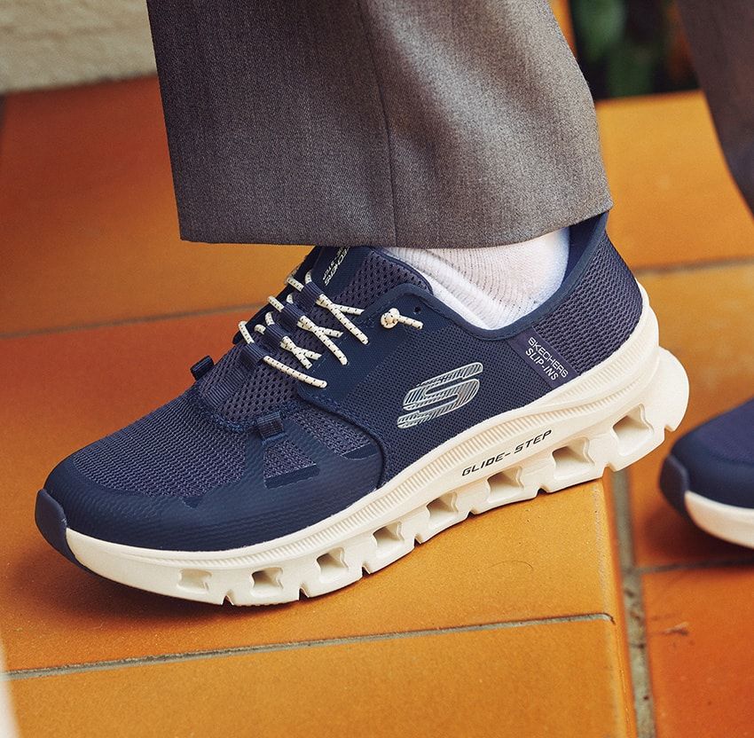 着脱が簡単なだけではなく、「グライドステップ」と呼ばれる見た目もユニークなミッドソールが“枕のようにソフト”な着地とパワフルな反発性を実現。長時間履いても疲れない機能性を備えている。1万5950円／スケッチャーズ（スケッチャーズジャパン　0120-056-505）