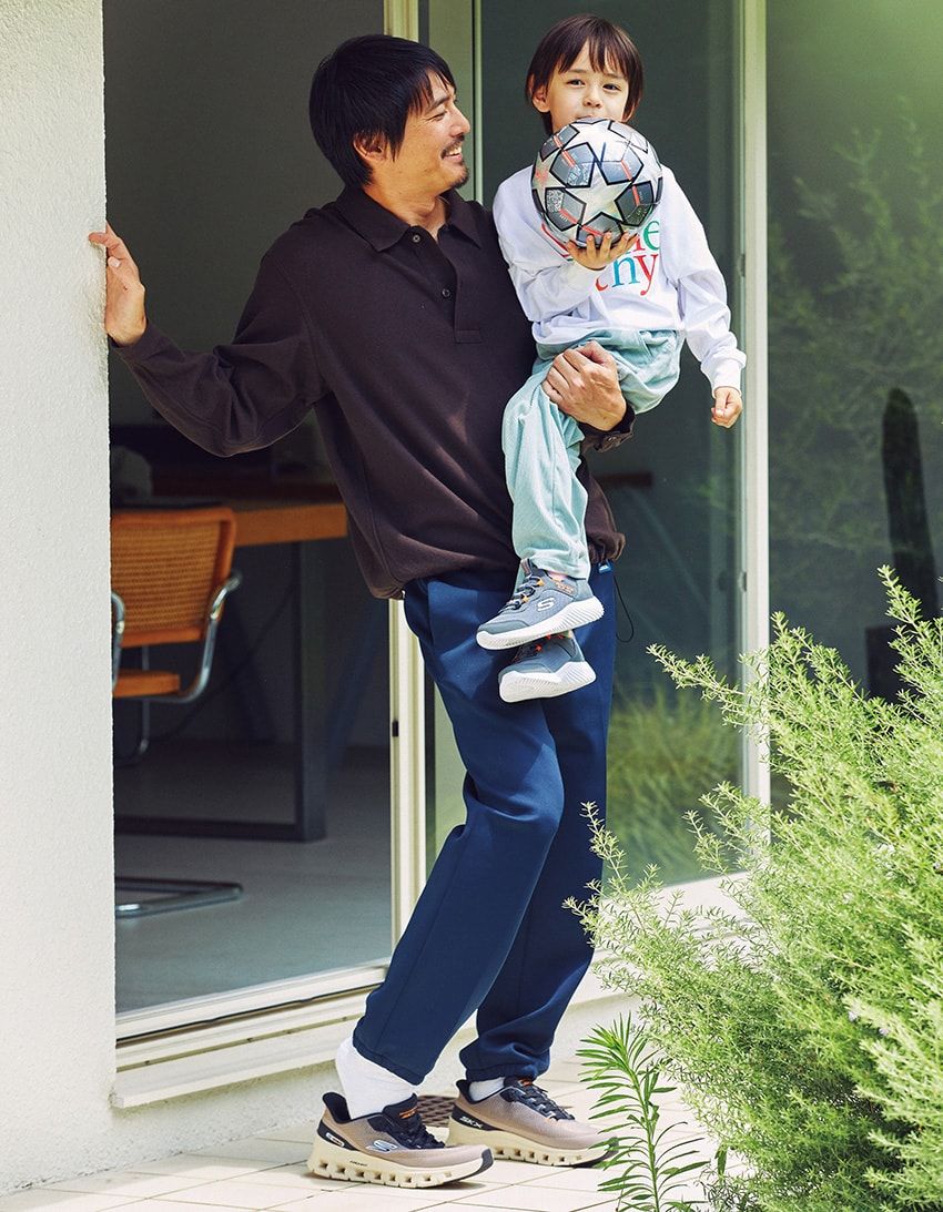 大人●スニーカー1万5950円／スケッチャーズ（スケッチャーズジャパン　0120-056-505）、ポロシャツ2万4200円／スティル バイ ハンド（スタイルデパートメント　03-6804-9078）　子供●スニーカー6490円／スケッチャーズ（スケッチャーズジャパン　0120-056-505）