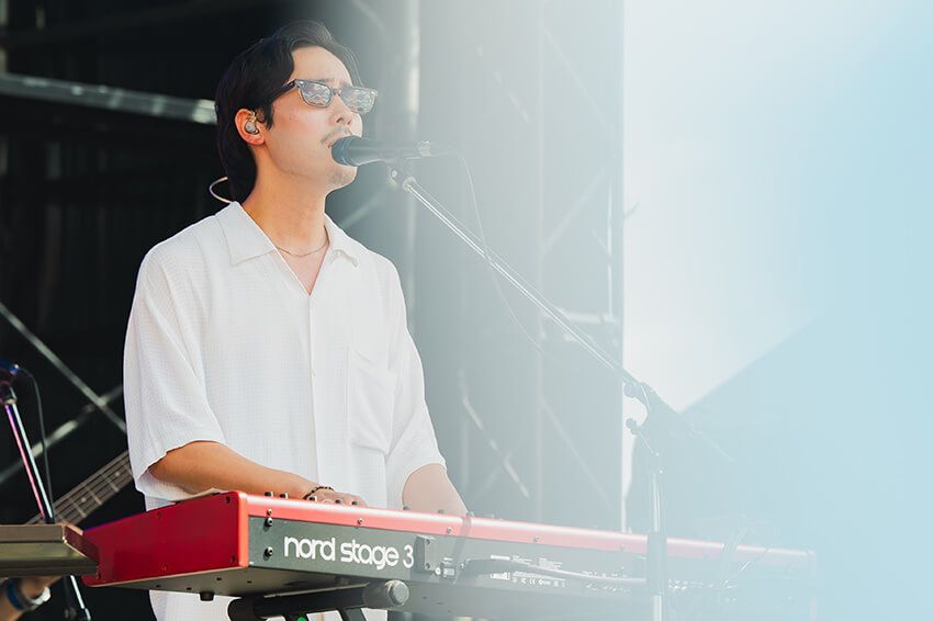 観客は両手を掲げ、声をあげ、音に身をゆだねる。帽子やサングラス、夏らしいファッションに身を包んだ人々が、それぞれのスタイルで自由に楽しむ光景は、まさに都市型フェスならではの風景だった。 ©︎RHYTHM AND RIDE