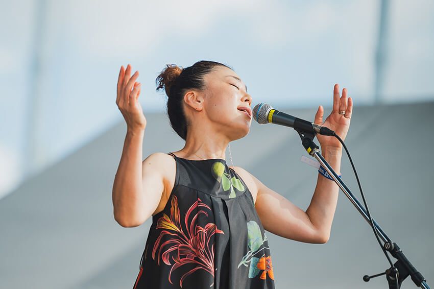 自然体で活動25年を迎えて。フェスの舞台裏でbirdが語る「歌と暮らす日常」 - 1枚目の画像