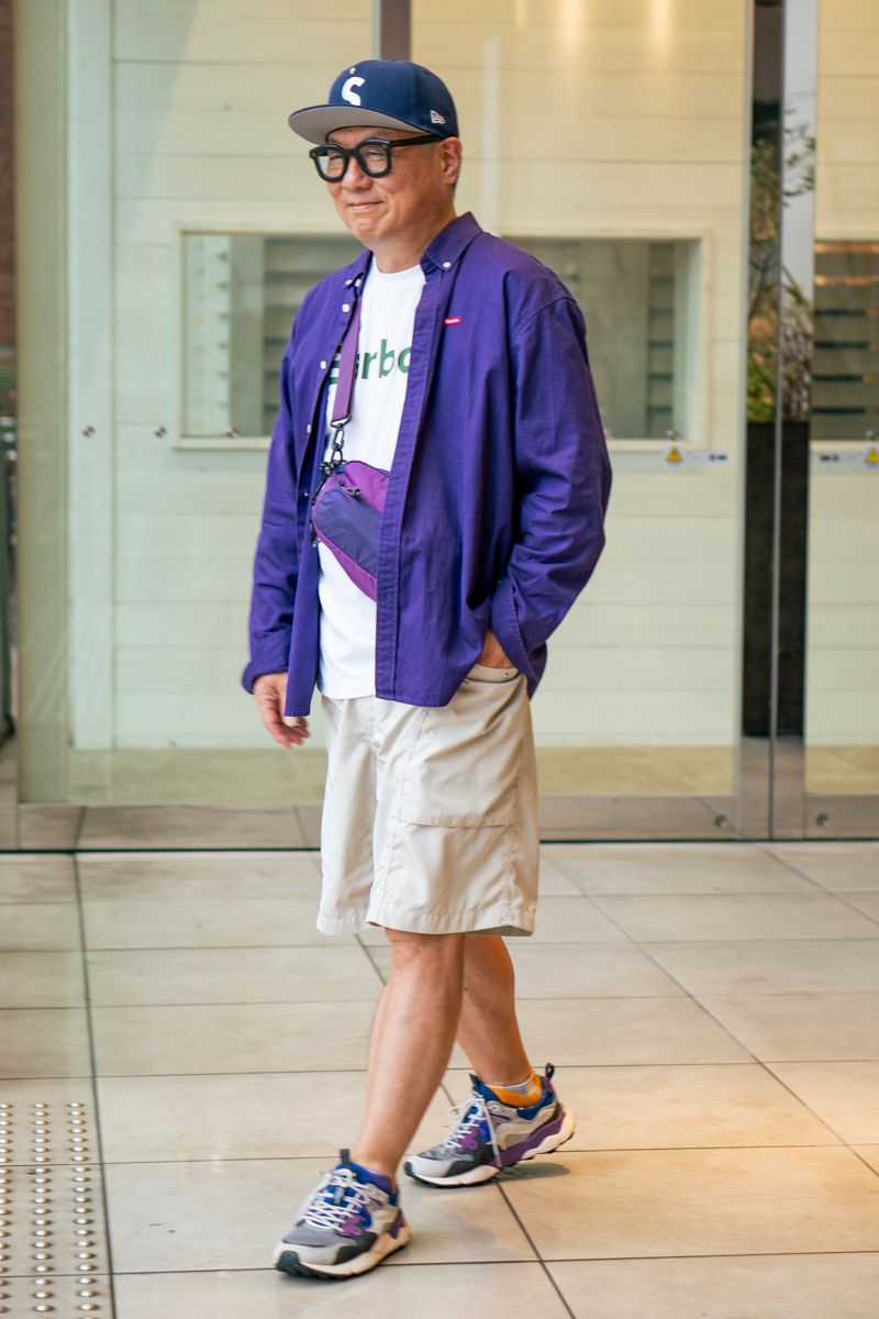 シャツ、帽子＝ともにシュプリーム　Tシャツ＝バブアー　パンツ＝ザノースフェイス　シューズ＝バブアー×フラワーマウンテン　眼鏡＝マックスピティオン　バッグ＝ドゥセー　腕時計＝アップル