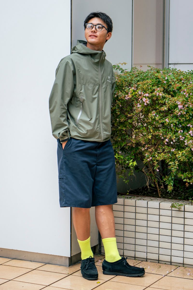 ジャケット＝アークテリクス　Tシャツ＝フレッシュサービス　パンツ＝ディッキーズ　シューズ＝クラークス　眼鏡＝ユニクロ　腕時計＝カシオ　リング＝ティファニー