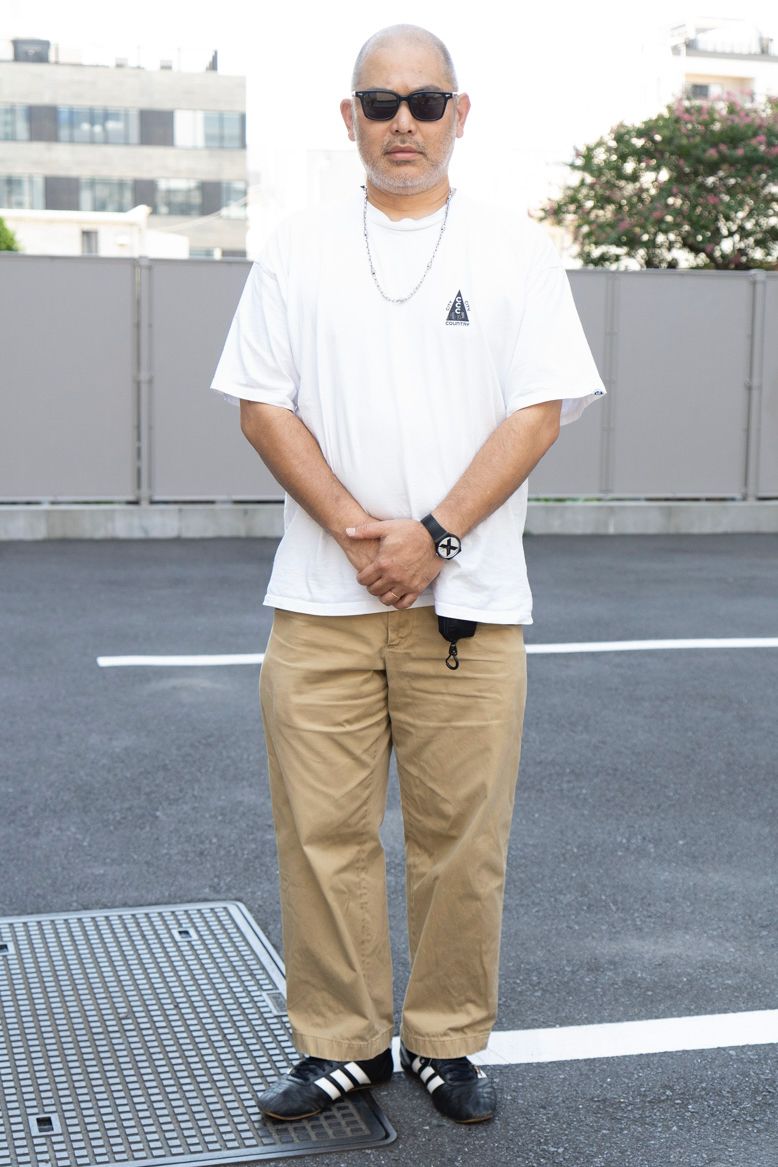 Tシャツ=シティーカントリーシティー パンツ=ジェイダブリューアンダーソン シューズ=アディダス 眼鏡=プロジェクトプロダクト ネックレス=ノーブランド