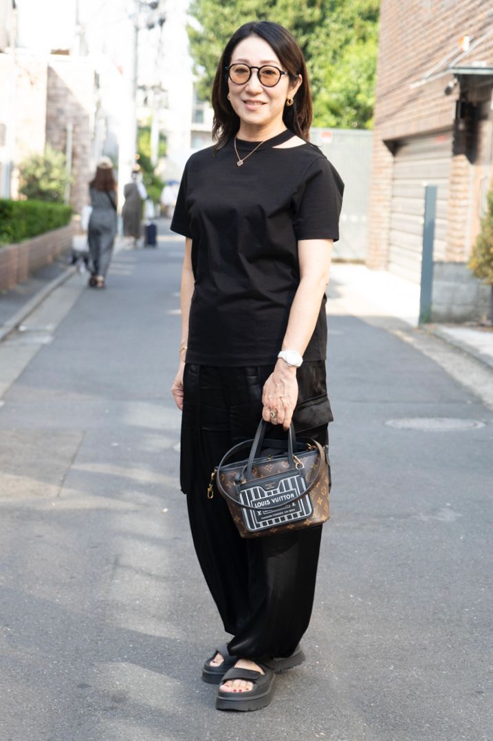 Tシャツ=ビューティアンドユースユナイテッドアローズ パンツ=不明 シューズ=アグ 眼鏡=ユニクロ バッグ=ルイヴィトン 腕時計=シャネル ピアス、リング=ともにノーブランド ネックレス=ヴァンクリーフアンドアーペル