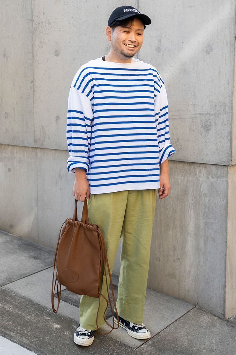 カットソー=ウティ パンツ=ニート×レショップ スニーカー=コンバース 帽子=レショップ バッグ=ナイスネス