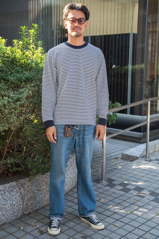 Tシャツ=ユニクロ デニム=ジーユー シューズ=コンバース 眼鏡=金子眼鏡 アクセサリー=イルビゾンテ