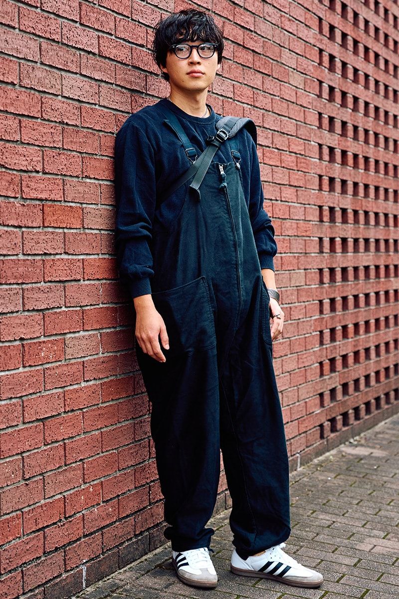 オーバーオール=キャプテンサンシャイン カットソー=古着 スニーカー=アディダス オリジナルス 眼鏡=オリバーピープルズ