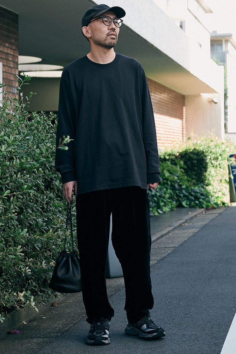 カットソー=ユニクロユー パンツ=ウィロウ スニーカー=ニューバランス バッグ、帽子=ともにユナイテッドアローズ