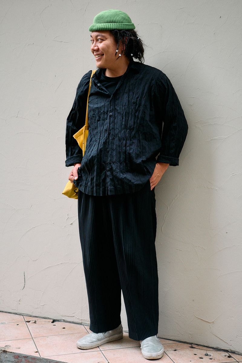 シャツ=イッセイミヤケ パンツ=コムデギャルソンオムプリュス シューズ=ヴァンズ 帽子=ロイフトフォイヤー バッグ=ノーブランド