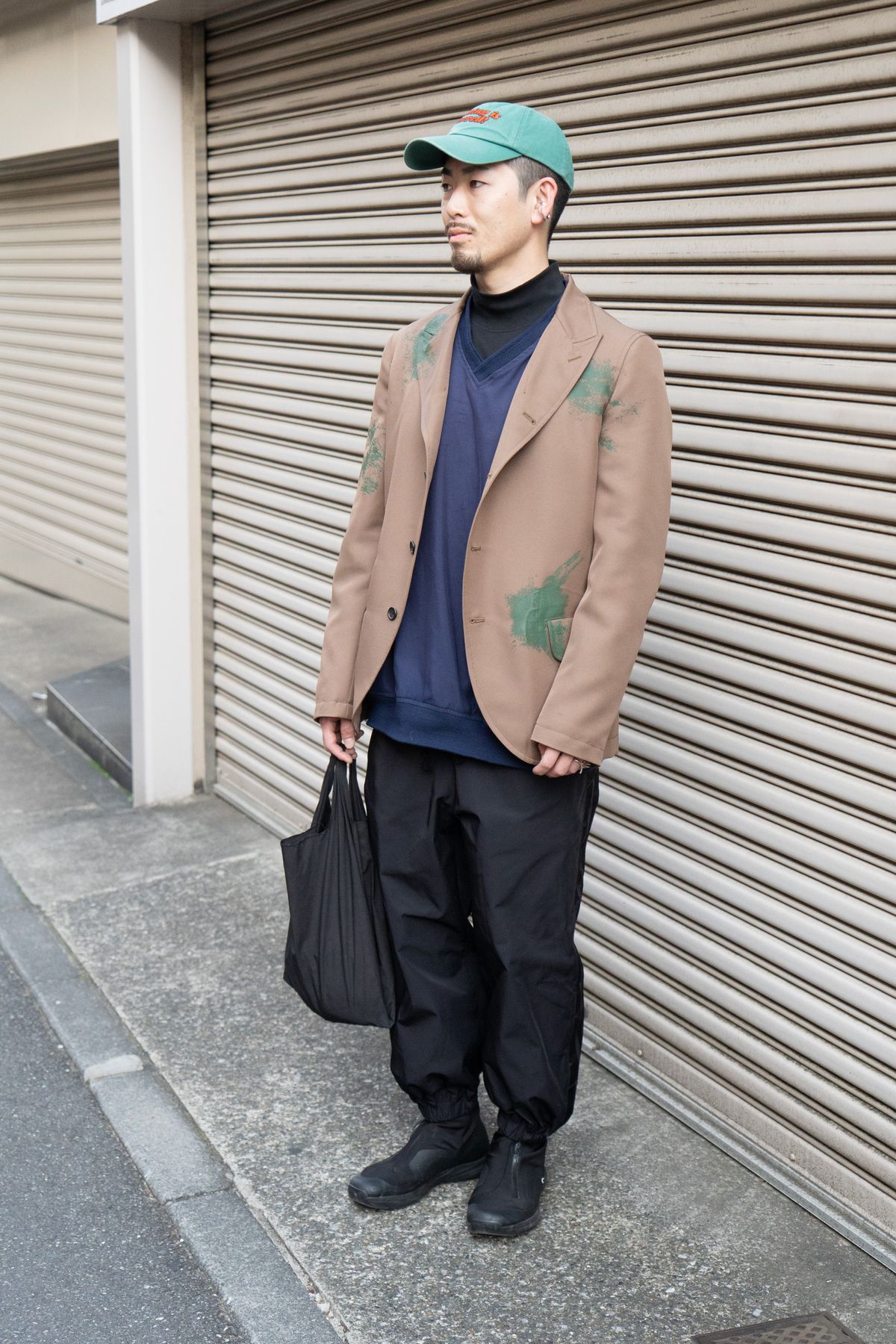 ジャケット、シューズ＝ともにコムデギャルソン　カットソー＝エディーバウアー　カットソー2＝ユニクロ　パンツ＝ジュンヤワタナベ　帽子＝ミスチーフ　ブレスレット、リング＝ともにヒダカ