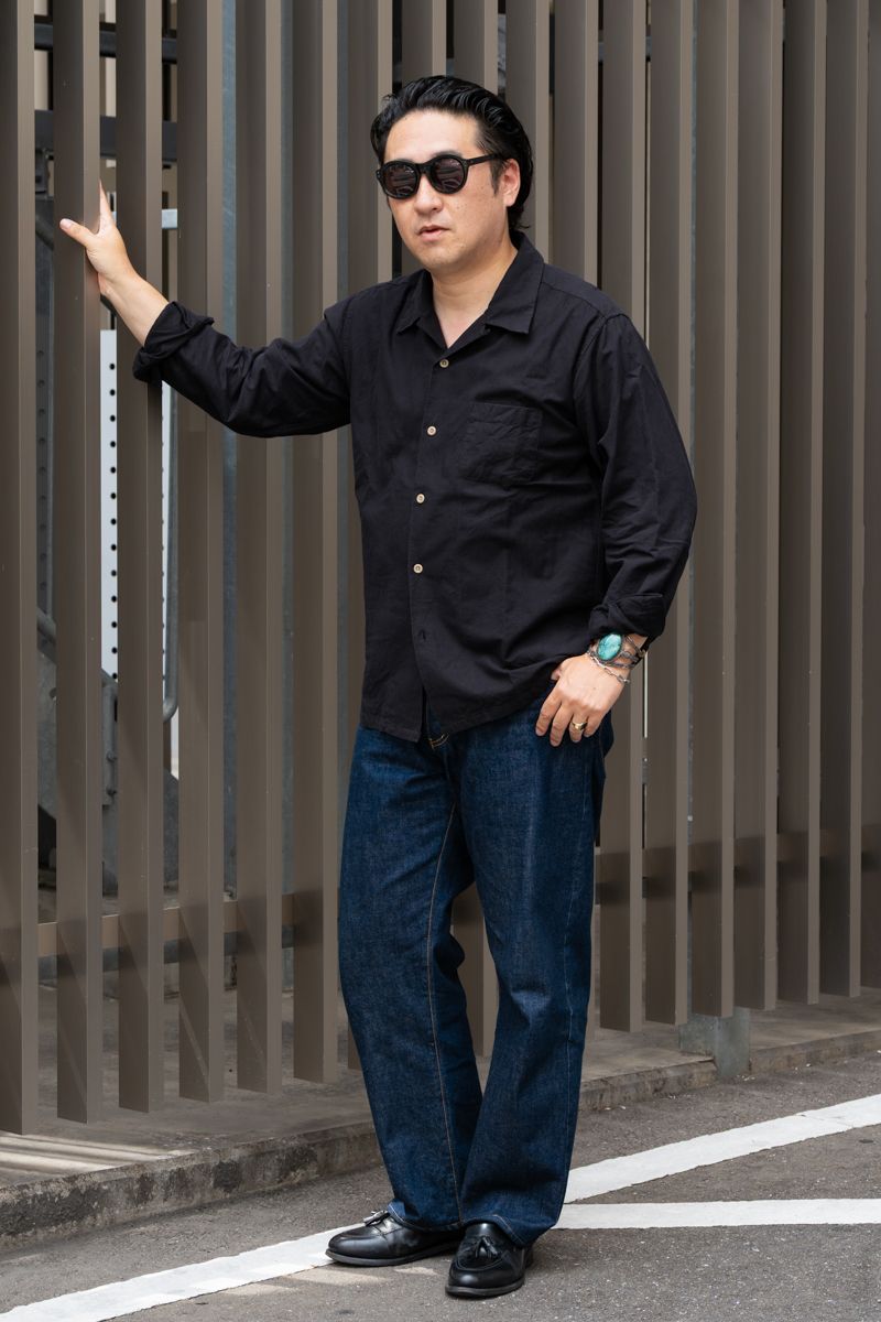 シャツ、デニム＝ともにアトリエフロート　シューズ＝バーウィック　眼鏡＝ヴィンテージ　ブレスレット＝コーナーズ