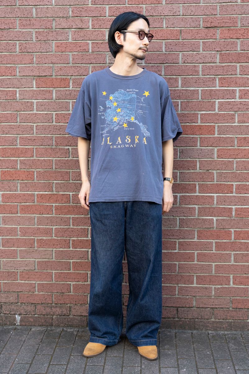 Tシャツ＝古着　デニム＝ドリスヴァンノッテン　シューズ＝メゾンマルジェラ　眼鏡＝ジュリアスタートオプティカル　腕時計＝ロンジン　ネックレス＝ノーブランド　リング＝ティファニー