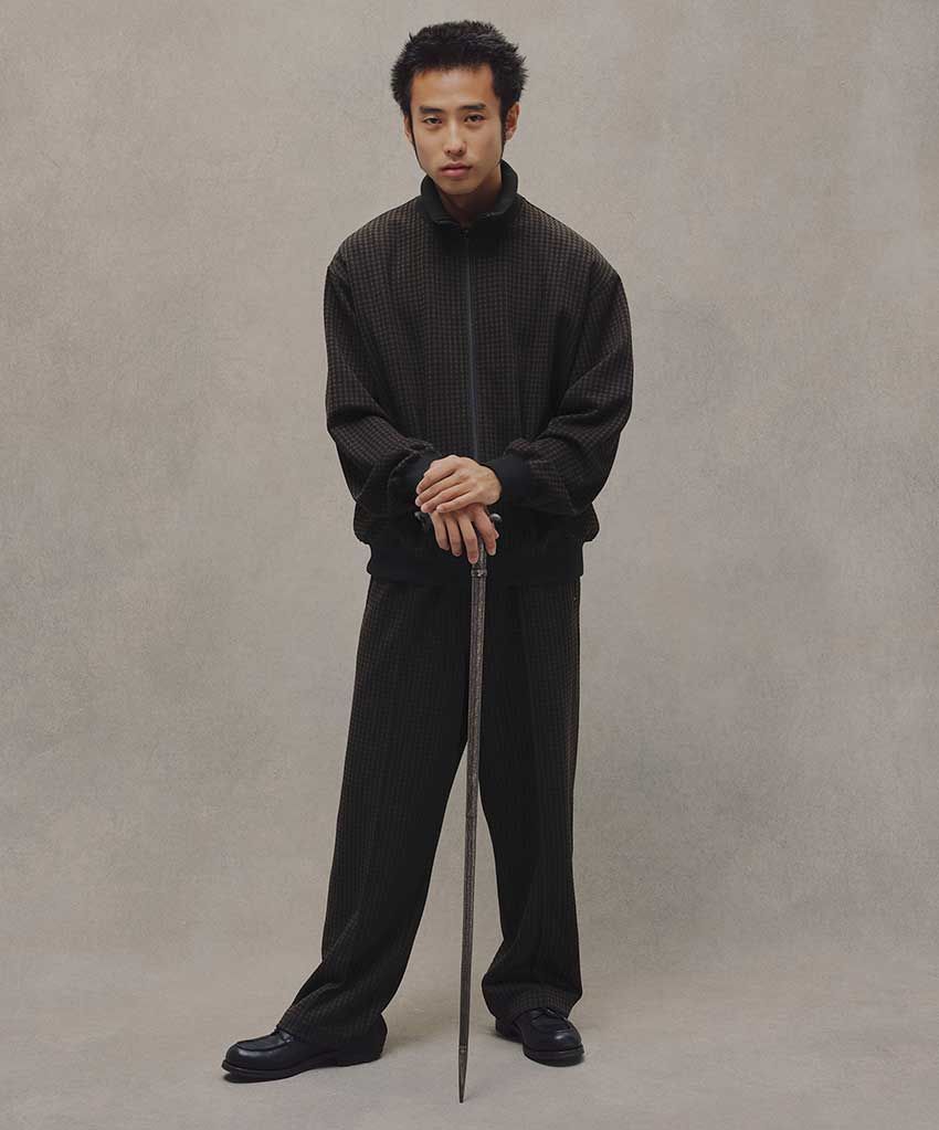 「HOUND’S TOOTH TRACK JACKET」2万6400円、「WOOL HOUND'S TOOTH WIDE PANTS」3万800円／共にメンズ ビギ　00-0000-0000
