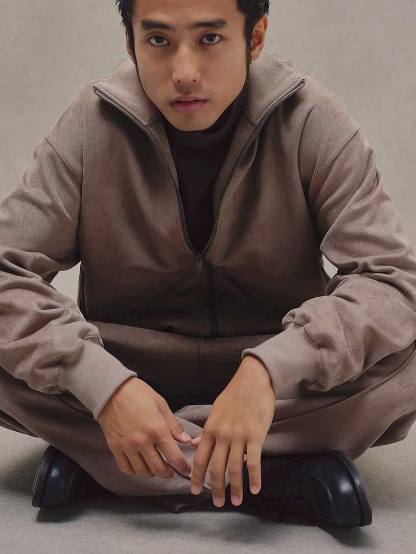 「SUEDE LIKE TRACK JACKET」2万6400円、「SUEDE LIKE TRACK PANTS」2万2000円／共にメンズ ビギ　00-0000-0000