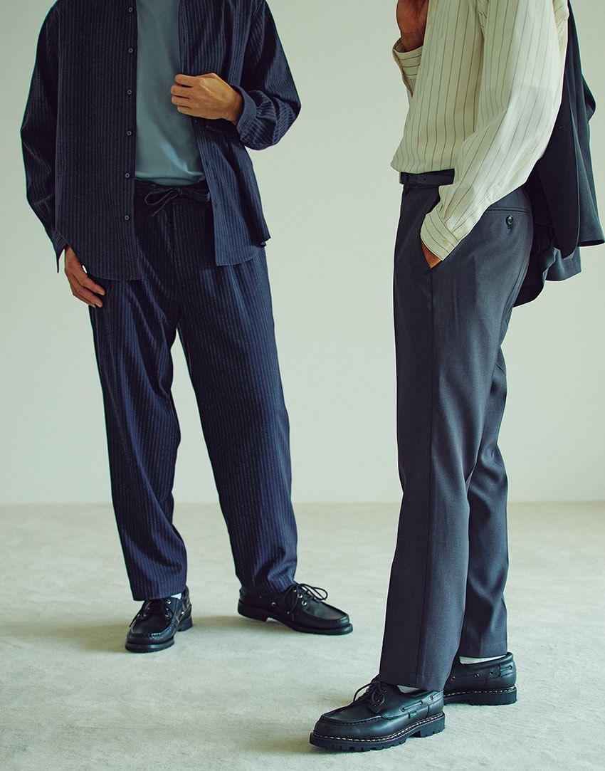 右●パンツ1万990円、手に持ったジャケット1万5990円、シャツ9990円、左●パンツ1万2980円、シャツ1万1990円、カットソー3990円／すべてアンフィーロ（オンワード樫山　03-5476-5811）、靴17万6000円［店舗限定］／マーガレット･ハウエル　03-5785-6445